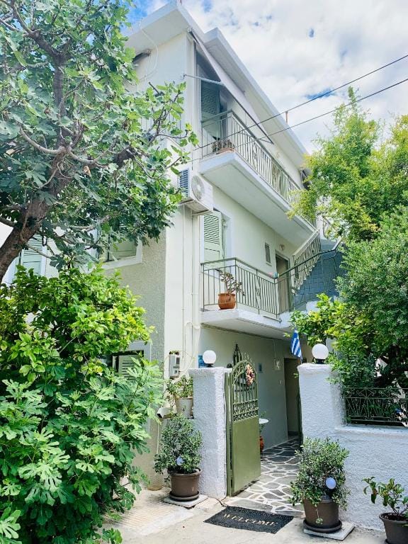 Costas Rooms — 1