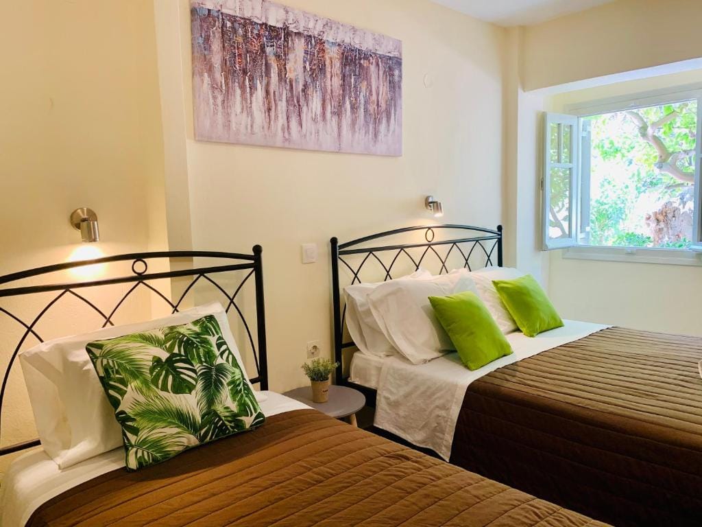 Costas Rooms — 2
