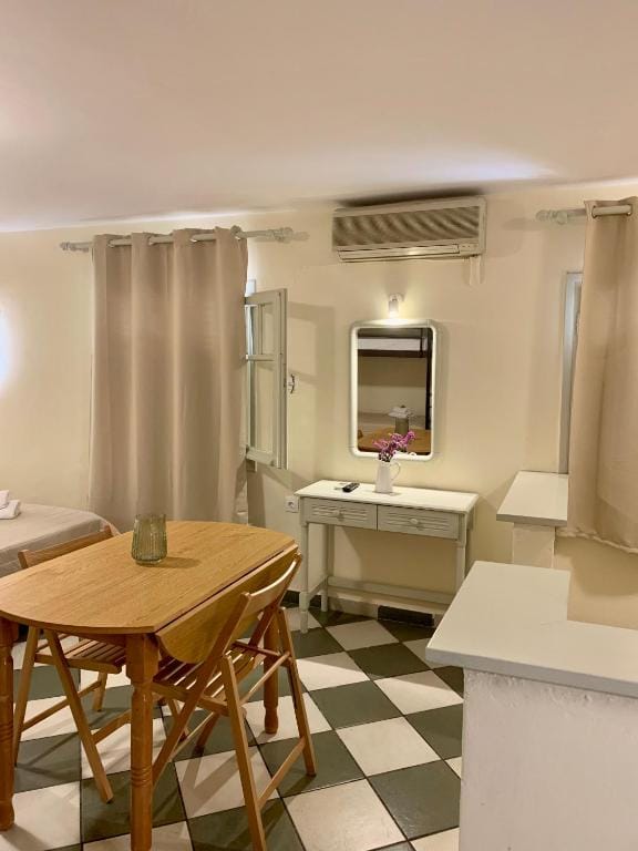 Costas Rooms — 3