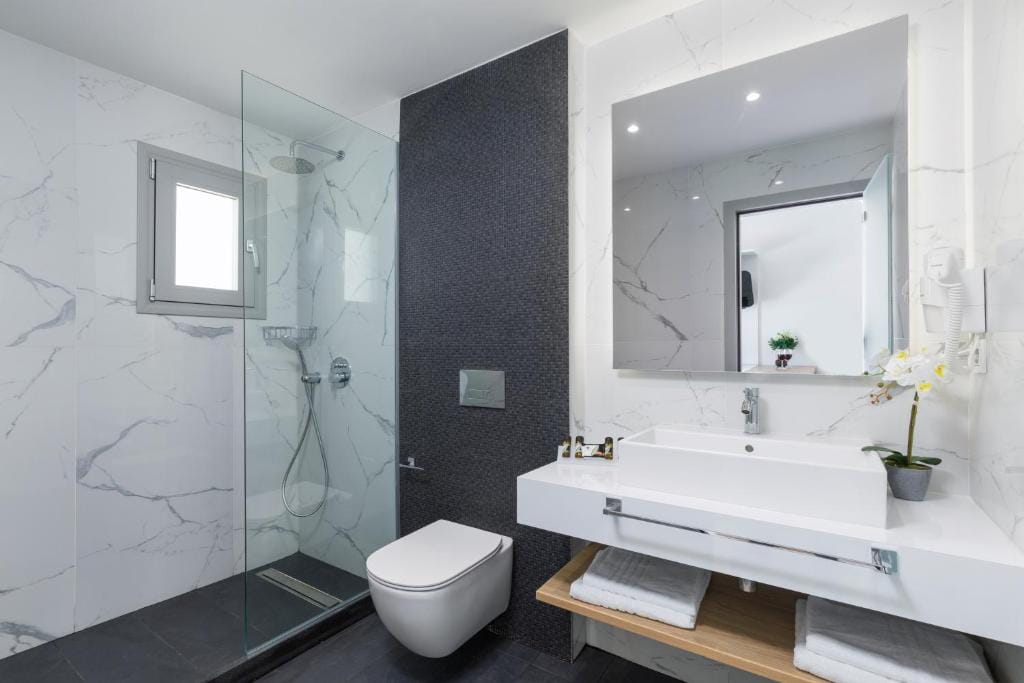 V Luxury Suites — 3