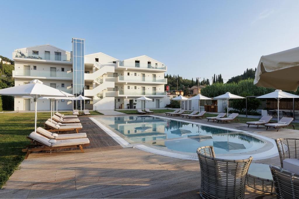 V Luxury Suites — 4