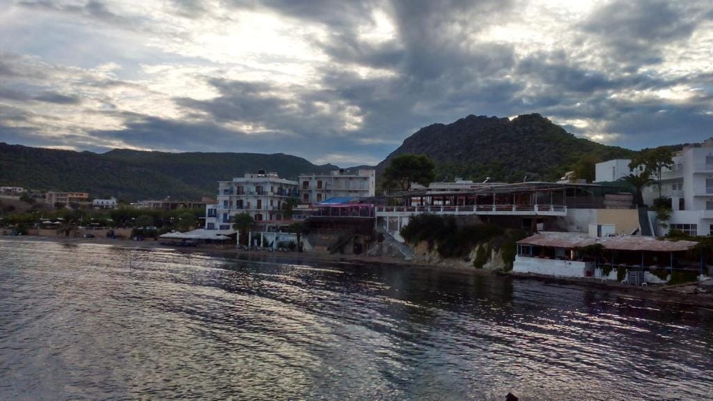 Oasis Hotel Theodoros & Litsa Galaris — 1
