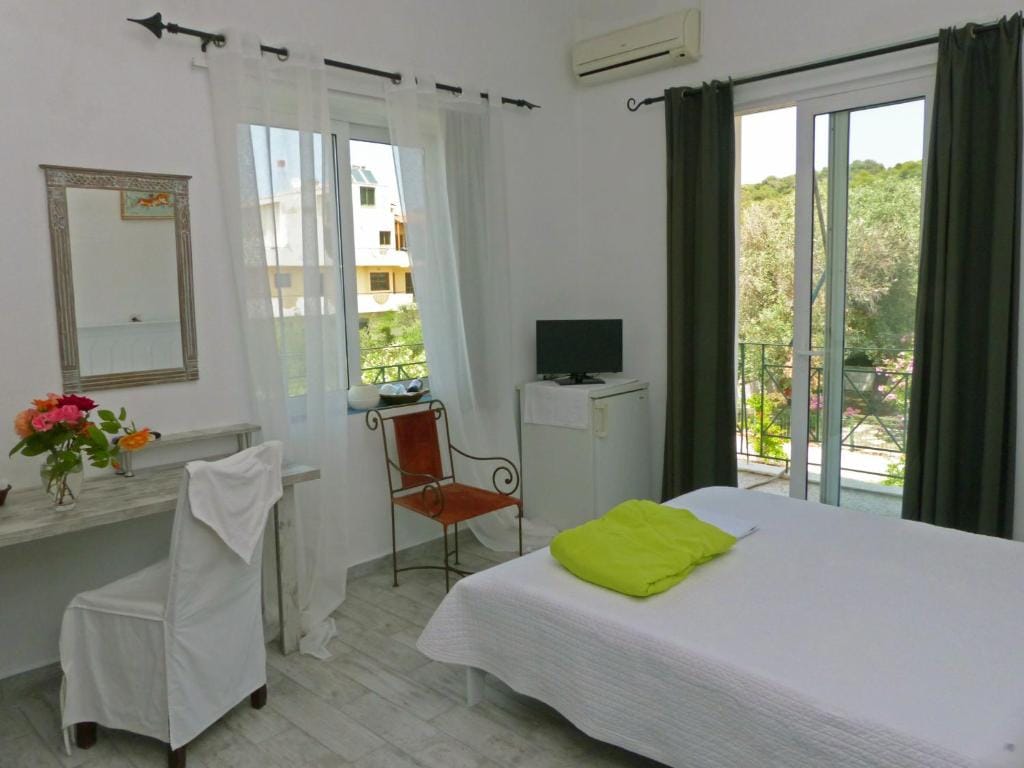 Akrotiri Hotel — 4