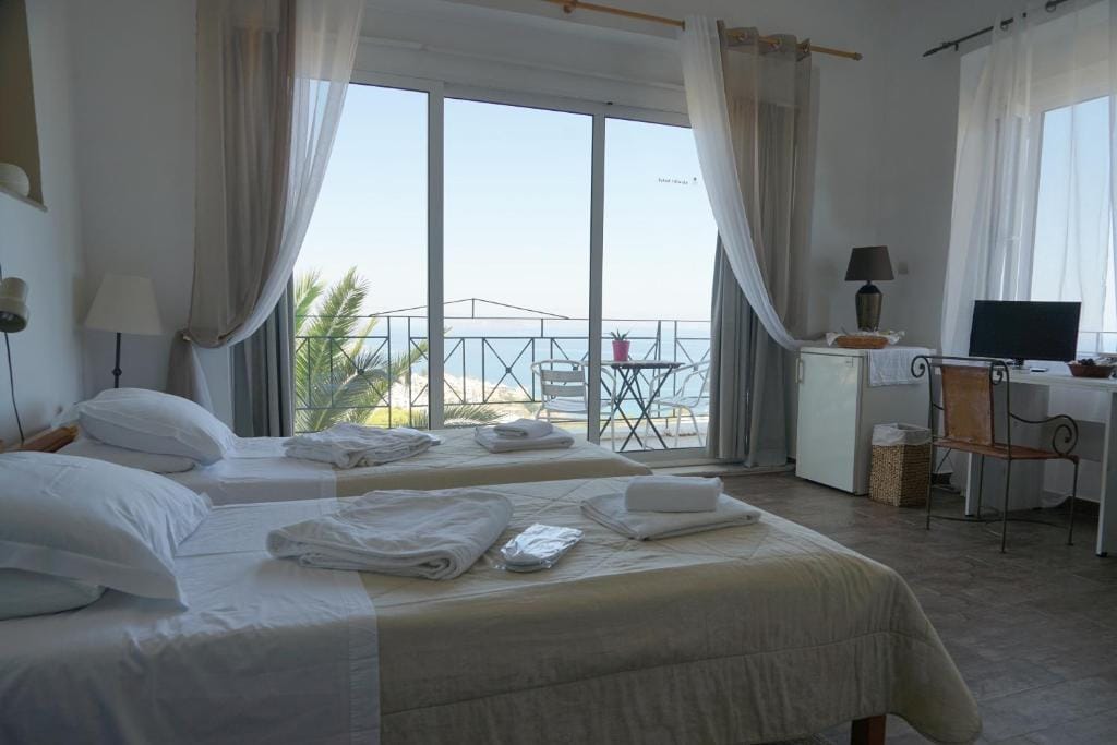 Akrotiri Hotel — 5
