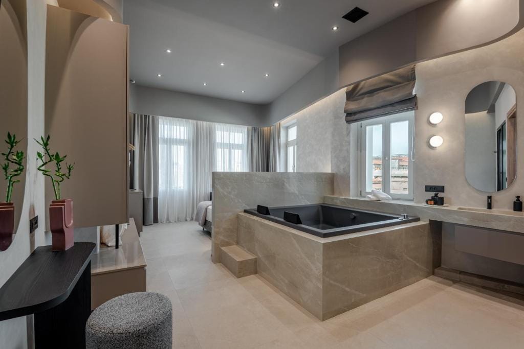 Amara Luxury Suites With Private Hot Tub — 2