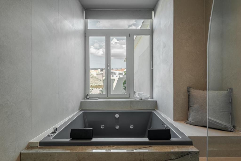 Amara Luxury Suites With Private Hot Tub — 5
