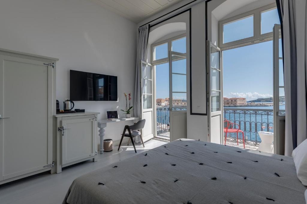 Skylight - 1873 Seafront Luxury Suites on the Harbor, City Center — 4