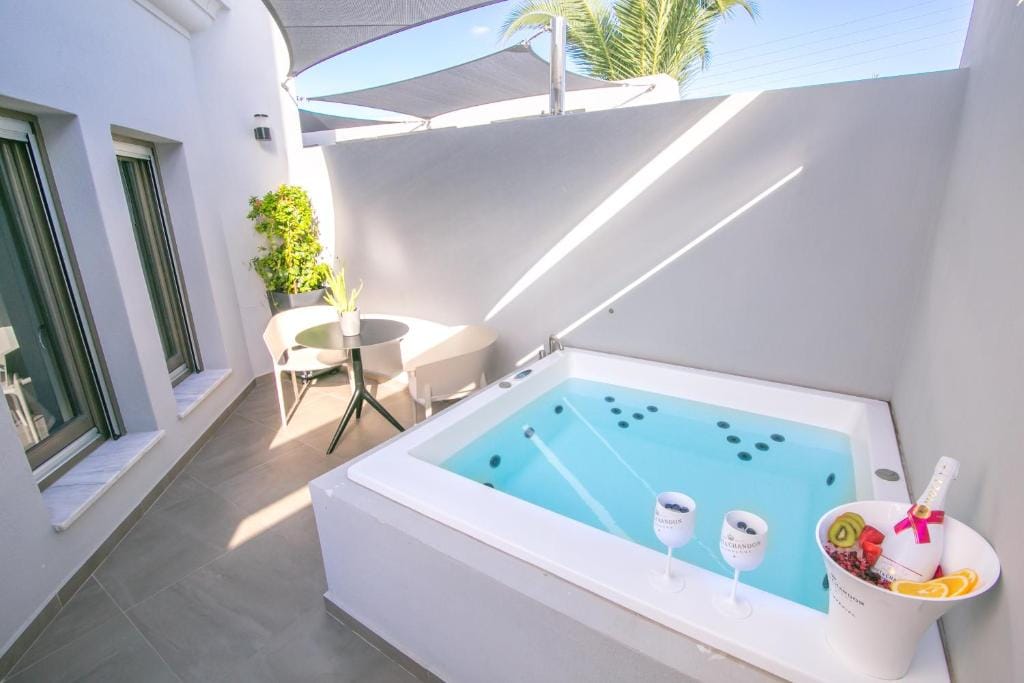 Marquise Suites - Adults Only — 3