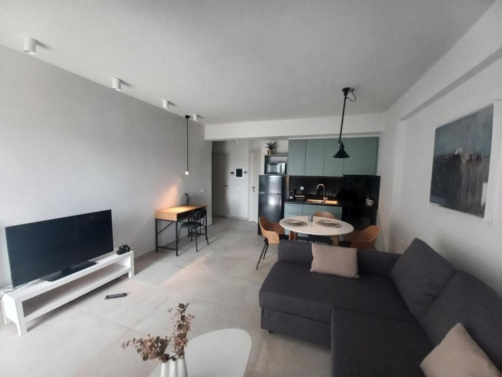 AAA Luxury Residences — 4