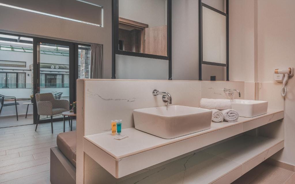 Cavo di Suites — 3
