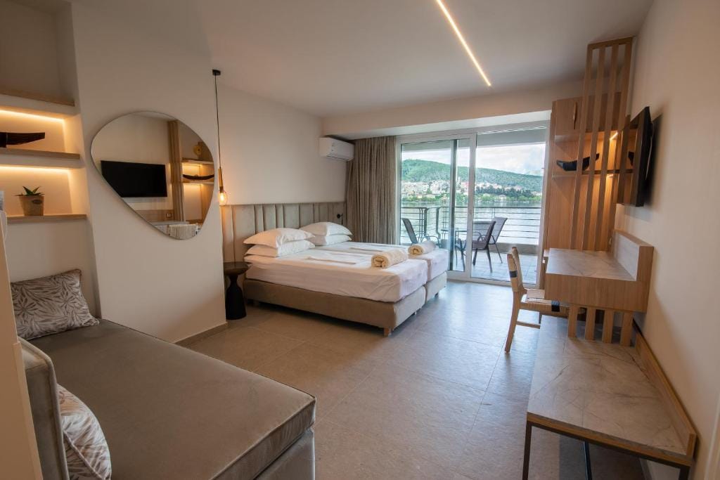 Paralimnio Suites — 2