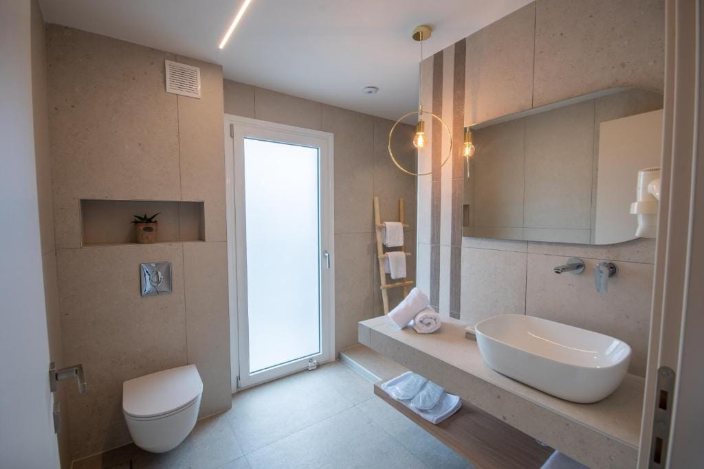Paralimnio Suites — 3