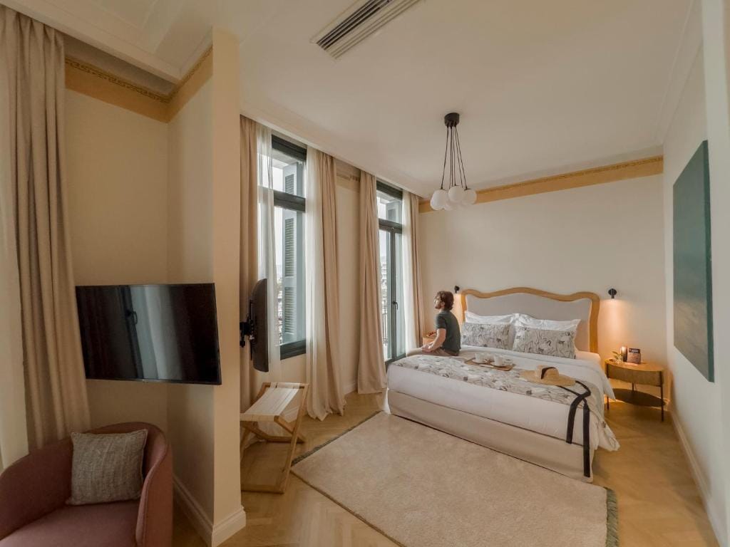 EPICURE SUITES — 2