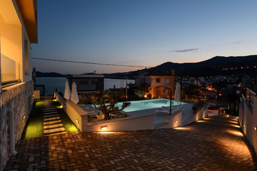 MARAVILLA SUITES — 1