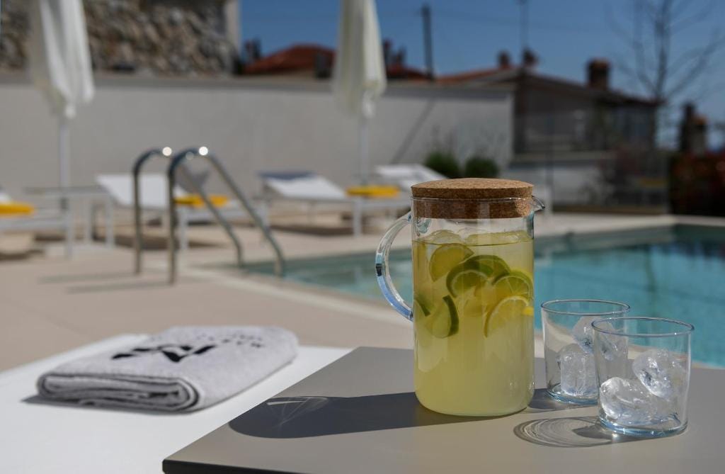 MARAVILLA SUITES — 5