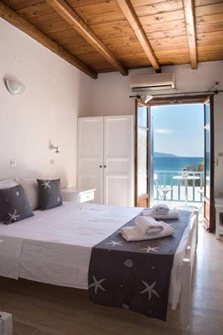 Fisilanis Beachfront Hotel — 2