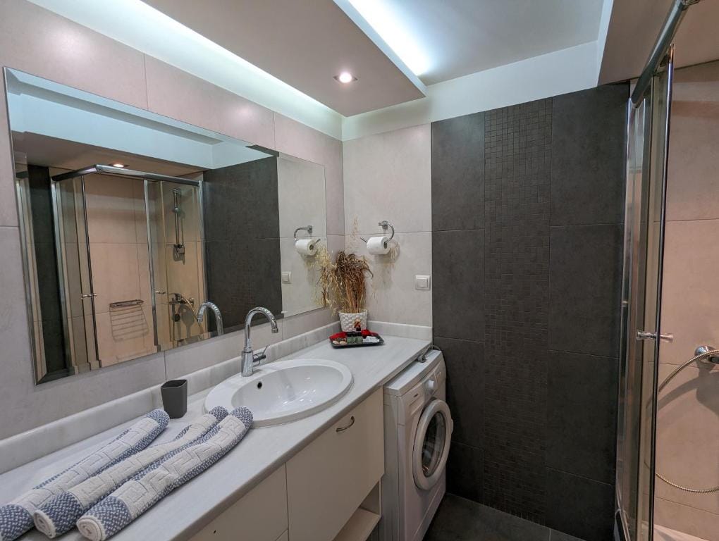 HELEN'S ROOMS — 3