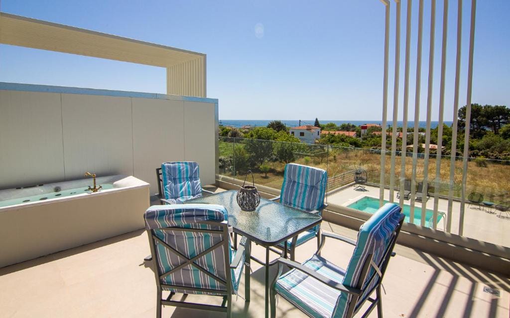 IO Luxury Pool & Hot Tub Suites — 2