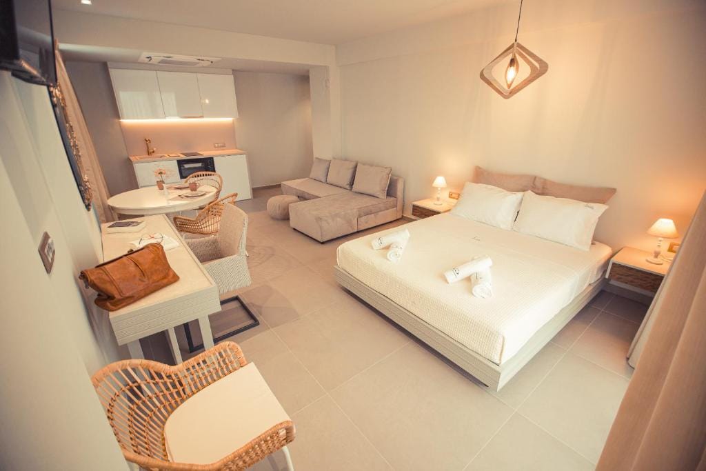 IO Luxury Pool & Hot Tub Suites — 4