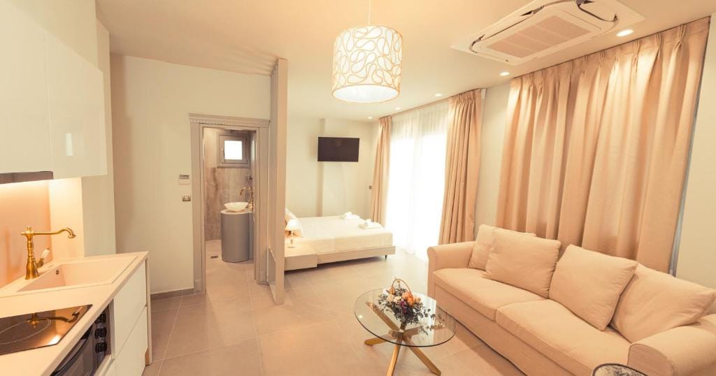 IO Luxury Pool & Hot Tub Suites — 5