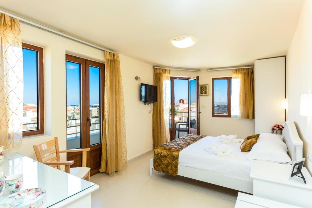 Polyxenia Suites — 2