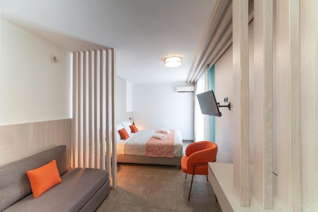 Amphitryon City Hotel — 2