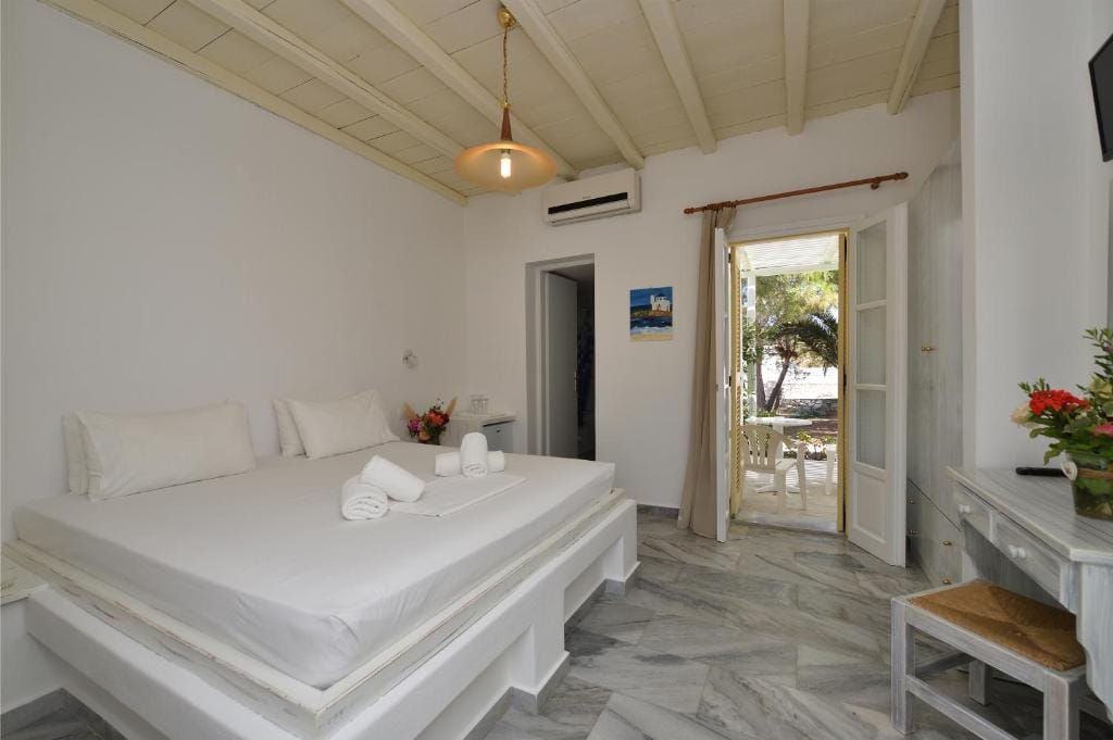 Surfing Beach Village Paros — 2