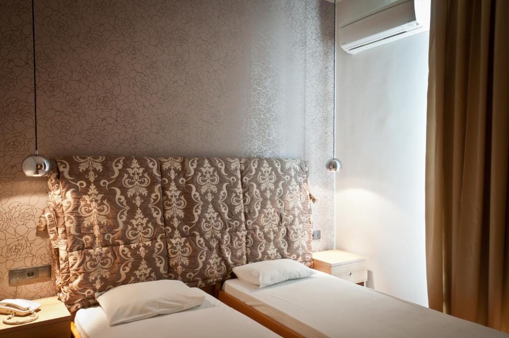 Metropolis Hotel — 2